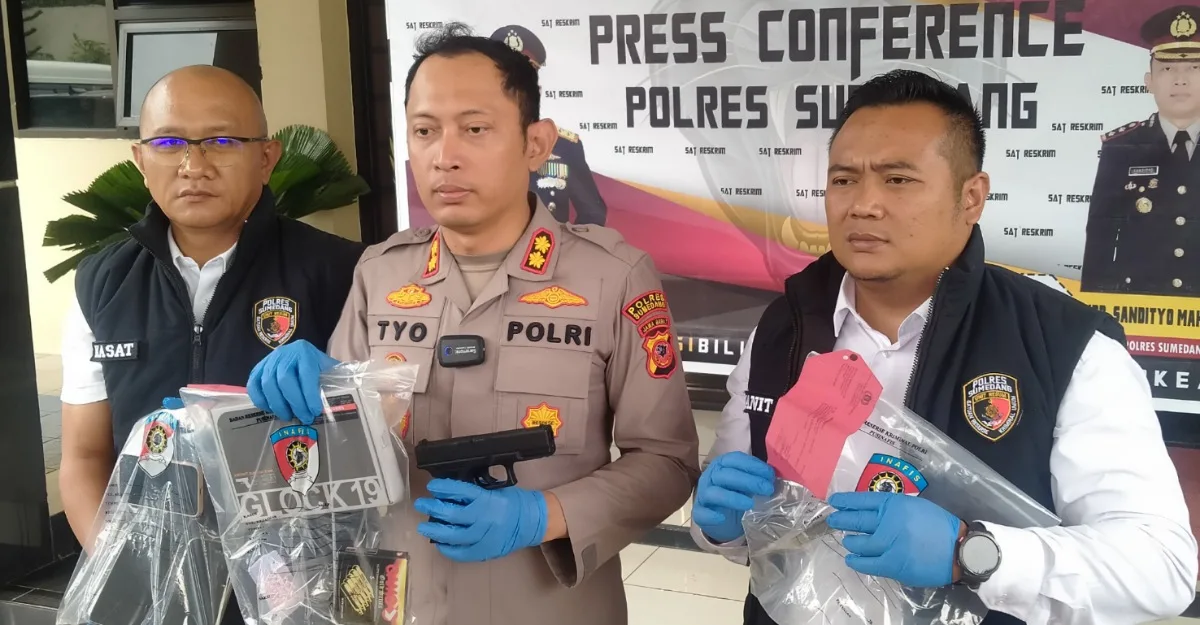 Kasat Reskrim Polres Sumedang, AKP Tanwin Nopiansah (kiri) Kapolres Sumedang, AKBP Sandityo Mahardika (Tengah) dalam press release di Mapolres Sumedang