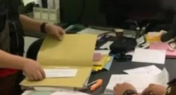 Tim Pidana Khusus Kejari Sumedang menggeledah kantor Kesbangpol Sumedang pada Selasa pagi (24/2/2026)