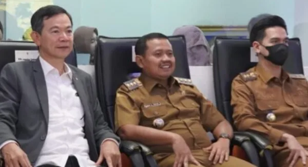 Bupati Sumedang Dony Ahmad Munir didampingi Wabup Sumedang M.Fajar Aldila saat menerima urusan Investor China di Command Center pada Selasa (25/2/2026)