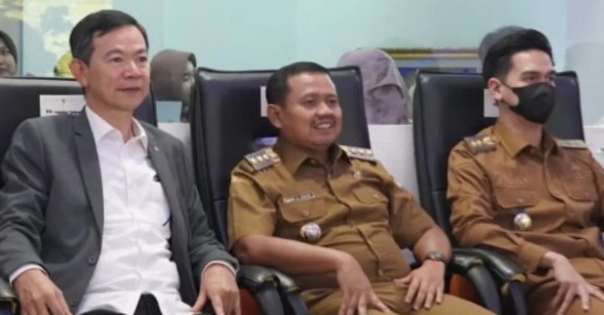 Bupati Sumedang Dony Ahmad Munir didampingi Wabup Sumedang M.Fajar Aldila saat menerima urusan Investor China di Command Center pada Selasa (25/2/2026)
