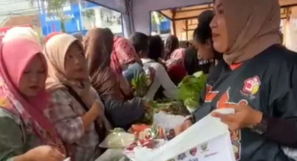 Pengunjung Gerakan Pangan Murah (GPM) Polres Sumedang yang didominasi ibu-ibu di Taman Telur Sumedang