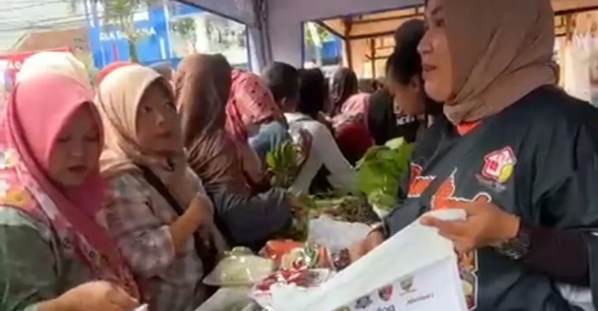 Pengunjung Gerakan Pangan Murah (GPM) Polres Sumedang yang didominasi ibu-ibu di Taman Telur Sumedang