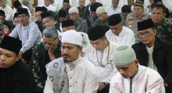 Forkopimcam Tanjungsari, Alim ulama Kecamatan Tanjungsari dan masyarakat mengikuti Tarawih di Mesjid Raya Ciromed Tanjungsari dalam rangkaian Safari Ramadan 2026