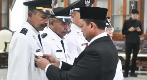 Bupati Sumedang Dony Ahmad Munir saat melantik 4 Kepala Desa PAW di Gedung Negara Sumedang pada Rabu (25/2/2026)