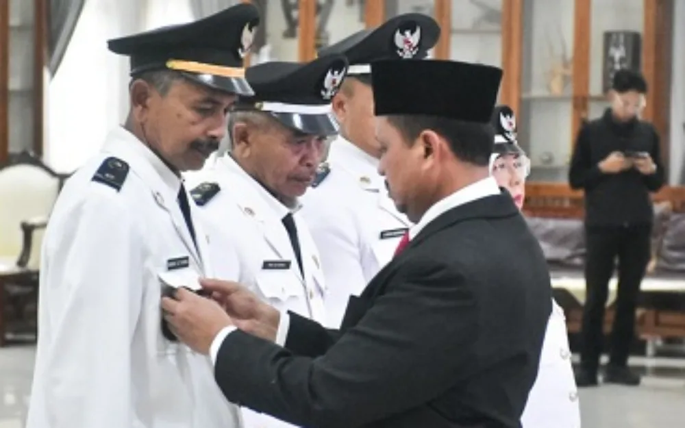 Bupati Sumedang Dony Ahmad Munir saat melantik 4 Kepala Desa PAW di Gedung Negara Sumedang pada Rabu (25/2/2026)
