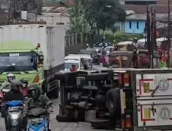 Tabrakan Beruntun di Pamulihan Sumedang: Truk Box Terguling, City Car Terperosok