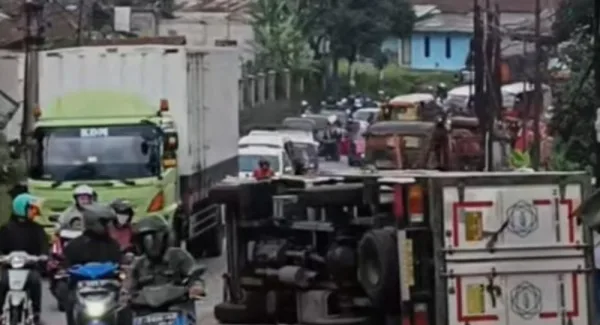 Tabrakan Beruntun tiga kendaraan di jalur Bandung-Sumedang tepatnya di Tunggul Hideung Pamulihan