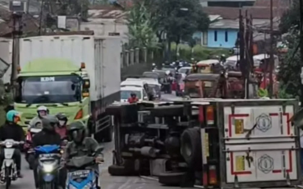 Tabrakan Beruntun tiga kendaraan di jalur Bandung-Sumedang tepatnya di Tunggul Hideung Pamulihan