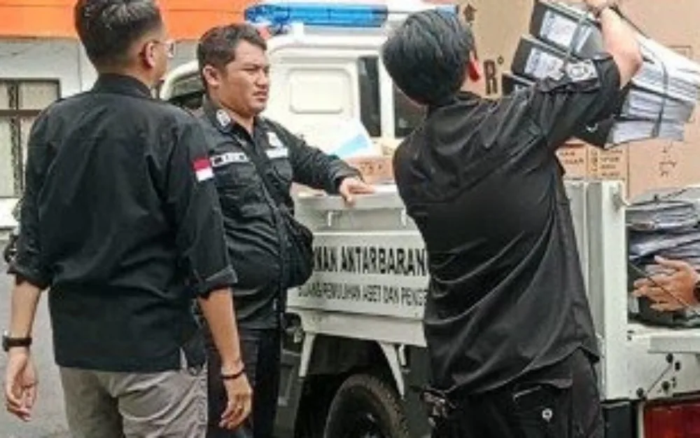 Tumpukan berkas dibawa Tim Penyidik Pidsus Kejari Sumedang di Kantor Bakesbangpol