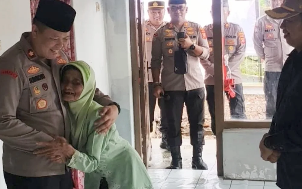 Tangisan bahagia Mak Ocih (71) pecah saat menerima Rutilahu miliknya yang dibangun Polres dan BAZNAS Sumedang