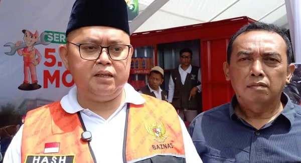 Ketua Baznas Sumedang, H.Ayi Subhan Hafas didampingi Staf Ahli Bidang Kemasyarakatan dan SDM, Dikdik Syeh Rizki