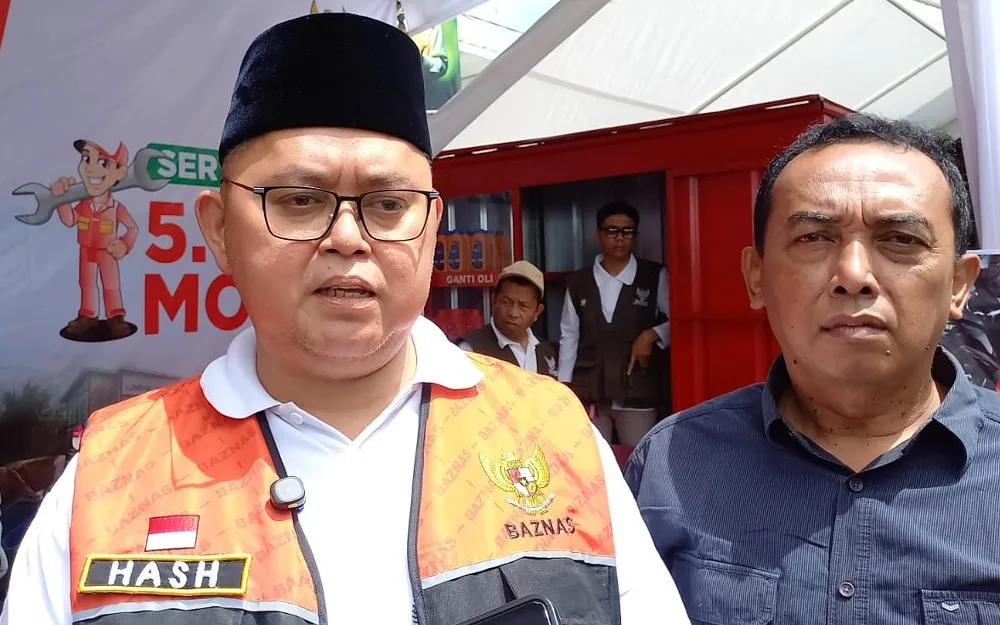 Ketua Baznas Sumedang, H.Ayi Subhan Hafas didampingi Staf Ahli Bidang Kemasyarakatan dan SDM, Dikdik Syeh Rizki