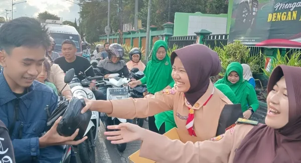 Kolaborasi TNI dengan elemen masyarakat membagikan Takjil Gratis di jalur Nasional Bandung-Sumedang pada Jumat (6/3/2026)