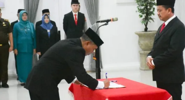Bupati Sumedang melantik tiga pejabat eselon II di Gedung Negara Sumedang pada Jumat (6/3/2026)