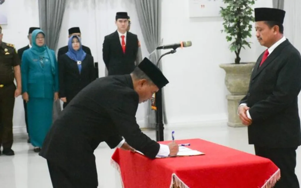 Bupati Sumedang melantik tiga pejabat eselon II di Gedung Negara Sumedang pada Jumat (6/3/2026)