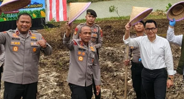 Kapolda Jabar Irjen pol Rudi Setiawan memimpin langsung penanaman jagung Kuartal pertama 2026 di Ujungjaya Sumedang pada Sabtu (7/3/2026)