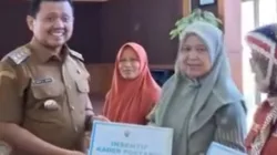 Bupati Sumedang Dony Ahmad Munir menyerahkan insentif bagi 9.765 Kader Posyandu di Aula Tampomas pada Senin (9/3/2026)