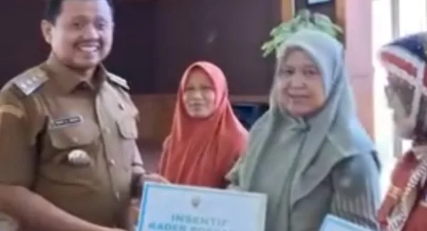Bupati Sumedang Dony Ahmad Munir menyerahkan insentif bagi 9.765 Kader Posyandu di Aula Tampomas pada Senin (9/3/2026)