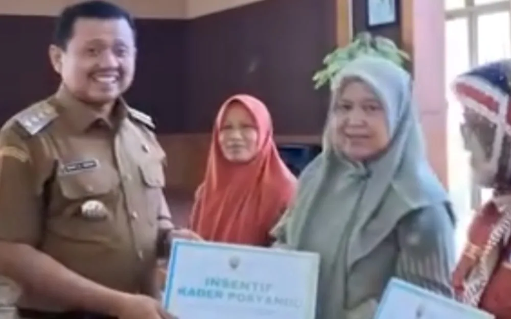 Bupati Sumedang Dony Ahmad Munir menyerahkan insentif bagi 9.765 Kader Posyandu di Aula Tampomas pada Senin (9/3/2026)