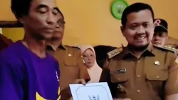 Bupati Sumedang Dony Ahmad Munir saat memberikan bantuan kepada orang tua Dian, bayi pengidap hidrosifalus di Situraja pada Senin (9/3/2026)