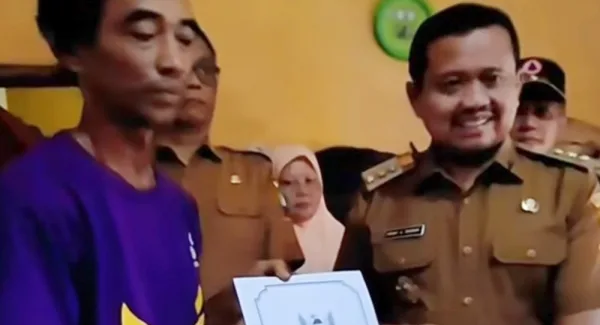 Bupati Sumedang Dony Ahmad Munir saat memberikan bantuan kepada orang tua Dian, bayi pengidap hidrosifalus di Situraja pada Senin (9/3/2026)