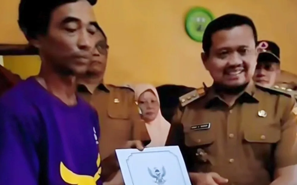 Bupati Sumedang Dony Ahmad Munir saat memberikan bantuan kepada orang tua Dian, bayi pengidap hidrosifalus di Situraja pada Senin (9/3/2026)