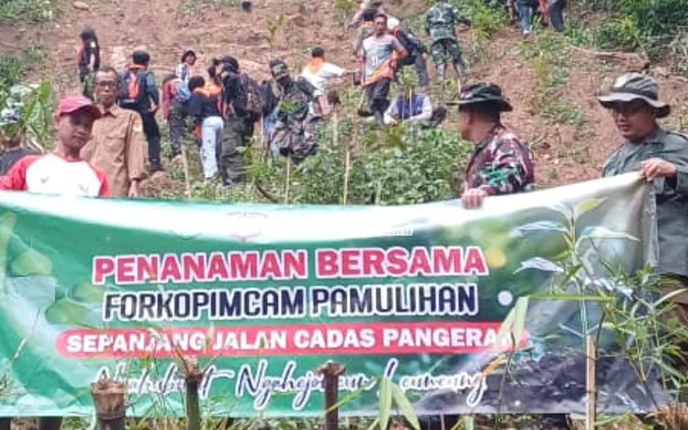 TNI-POLRI di Pamulihan menanam pohon di lokasi bekas longsor di Cigendel Cadas Pangeran dengan tajuk Ngabuburit Hejokeun Leweung pada Selasa (10/3/2026)