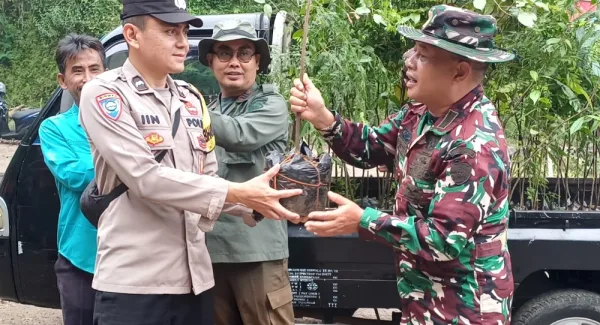 Danramil 1004 Tanjungsari, Kapten Inf Agus Hermawan saat memberikan pohon secara simbolis kepada anggota Polsek Pamulihan usai apel Ngabuburit Hejokeun Leweung di Cigendel Sumedang