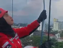 Aksi Heroik di Ketinggian 81 Meter: VRI Percantik Menara Kembar Masjid Raya Bandung Jelang Idul Fitri