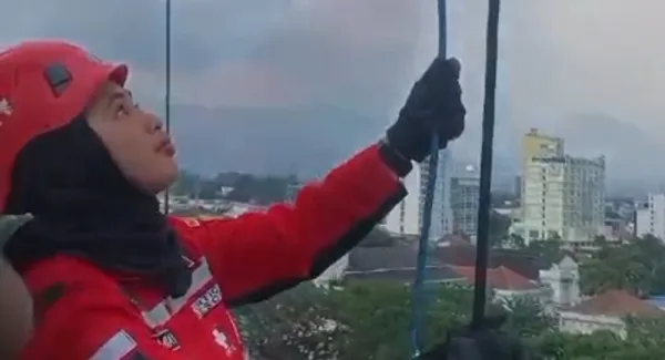 Aksi anggota Tim Vertical Rescue Indonesia (VRI) dalam pembersihan menara kembar Mesjid Raya Bandung pada Selasa (10/3/2026)