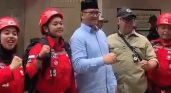Ketua Nazir Masjid Agung Bandung, Roedy Wiranatakusumah bersama tim Vertical Rescue Indonesia (VRI) sebelum memulai aksi pembersihan menara kembar Mesjid Raya Bandung pada Selasa (10/3/2026)