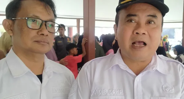 Kepala Dinas Pertanian dan Ketahanan Pangan Kabupaten Sumedang, Dr. Tono Suhartono didampingi Camat Tanjungsari, Agus Beni Triadhie saat menggelar Gerakan Pangan Murah (GPM) di Pendopo Kecamatan