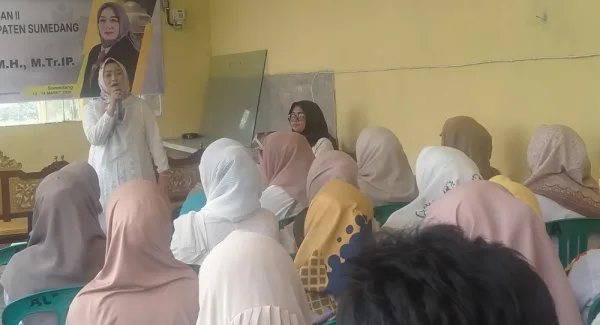 Sonia Sugian, anggota DPRD Sumedang yang melaksanakan reses masa sidang II Tahun 2026 di Desa Raharja Kecamatan Tanjungsari Sumedang pada Jumat (13/3/2026)
