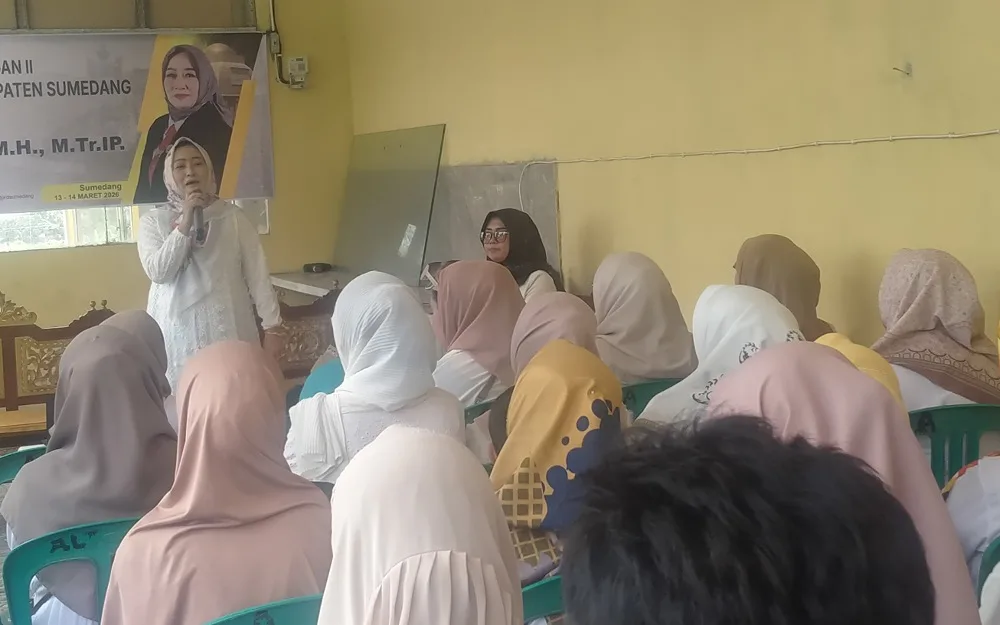 Sonia Sugian, anggota DPRD Sumedang yang melaksanakan reses masa sidang II Tahun 2026 di Desa Raharja Kecamatan Tanjungsari Sumedang pada Jumat (13/3/2026)