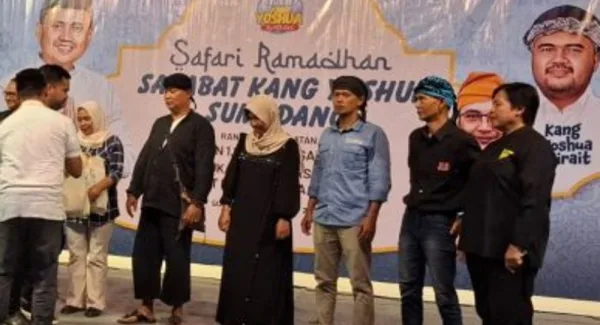 Bupati Sumedang, Dony Ahmad Munir menyerahkan secara simbolis 1000 paket Sembako dari Yosua Sirait untuk masyarakat Sumedang di Gedung Nusantara pada Jumat (13/3/2026)