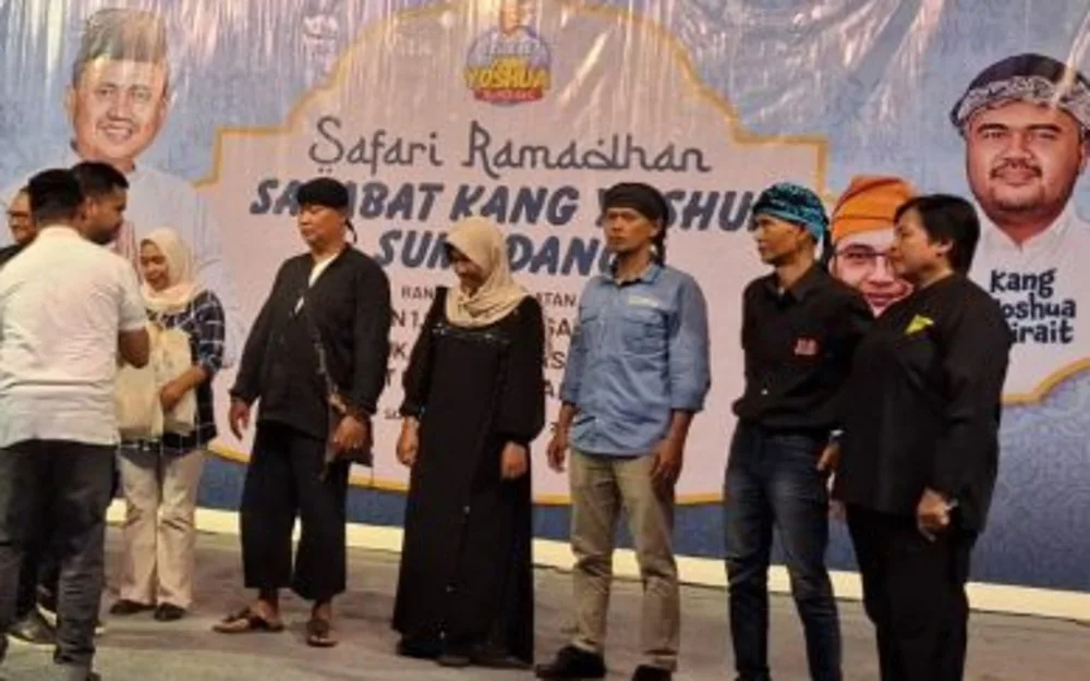 Bupati Sumedang, Dony Ahmad Munir menyerahkan secara simbolis 1000 paket Sembako dari Yosua Sirait untuk masyarakat Sumedang di Gedung Nusantara pada Jumat (13/3/2026)