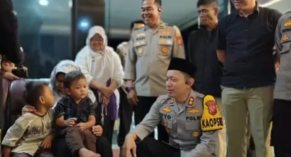 Kapolres Sumedang, AKBP Sandityo Mahardika saat menerima kedua anak yang viral di Jakarta yang diserahkan langsung kepada ibu kandungnya Sri Listiawati di Mapolres Sumedang
