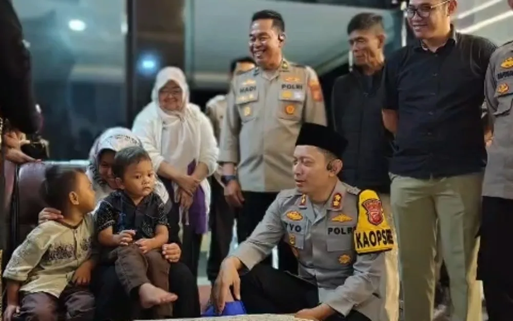 Kapolres Sumedang, AKBP Sandityo Mahardika saat menerima kedua anak yang viral di Jakarta yang diserahkan langsung kepada ibu kandungnya Sri Listiawati di Mapolres Sumedang