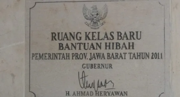 Prasasti yang masih menempel kokoh di bangunan sekolah yang kini jadi pabrik kopi