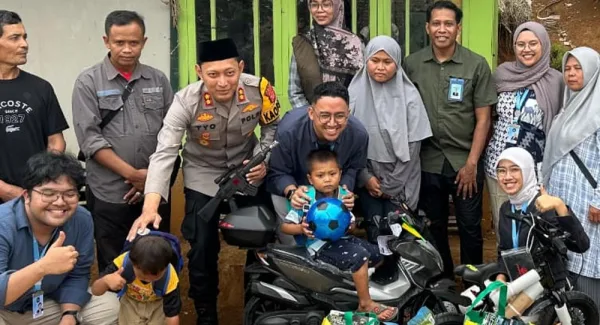 Momen bahagia saat Tim Setkab RI didampingi Kapolres Sumedang berikan bantuan kepada anak pemulung di Sumedang