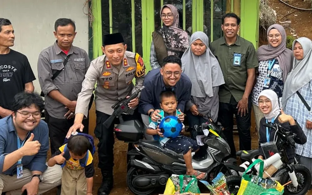Momen bahagia saat Tim Setkab RI didampingi Kapolres Sumedang berikan bantuan kepada anak pemulung di Sumedang