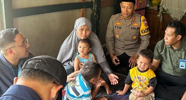 Tim Setkab RI didampingi Kapolres Sumedang berikan bantuan kepada anak pemulung di Sumedang
