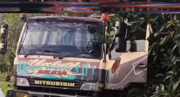 Truk Tanki minyak gagal menanjak dan seruduk rumah warga di Nyalindung Sumedang saat sahur