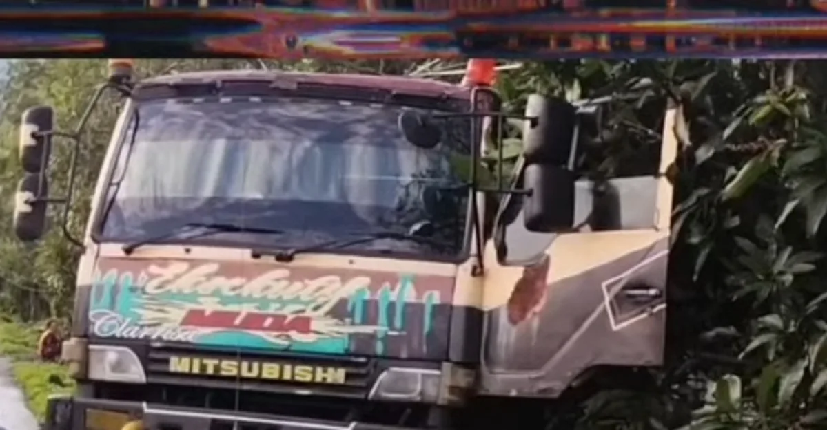 Truk Tanki minyak gagal menanjak dan seruduk rumah warga di Nyalindung Sumedang saat sahur