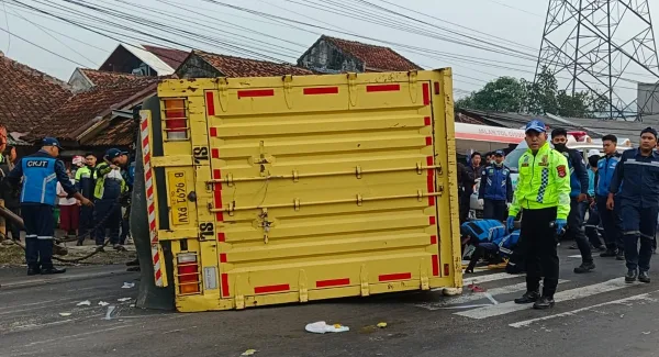 Truk boks terobos lampu merah Bojong Sumedang dua pengendara tewas pada Rabu (18/3/2026)