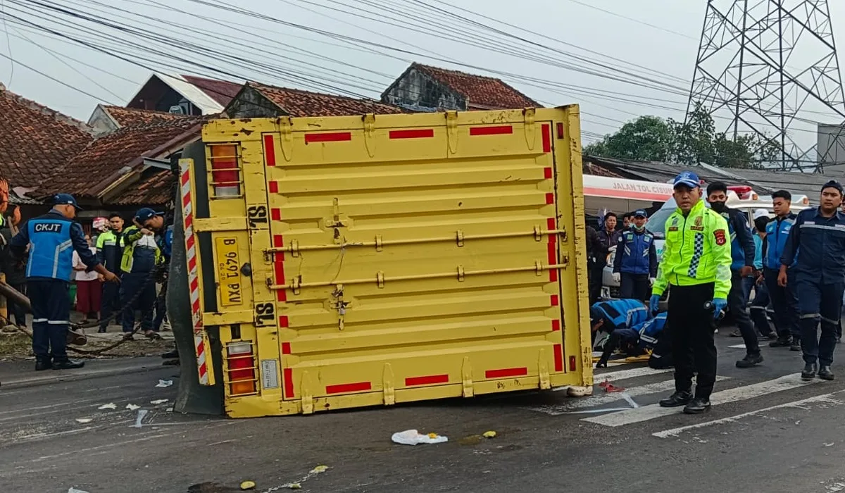 Truk boks terobos lampu merah Bojong Sumedang dua pengendara tewas pada Rabu (18/3/2026)