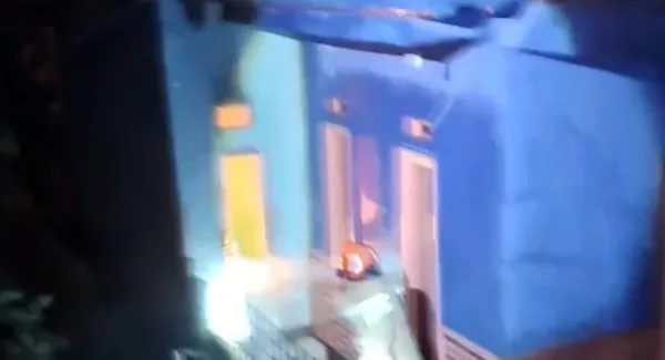 Petugas Pemadam Kebakaran Pos Damkarmat Kecamatan Tanjungsari memadamkan api yang membakar rumah Egi Wahyudin di Cipareuag Desa Haurngombong Pamulihan pada Kamis (19/3/2026)