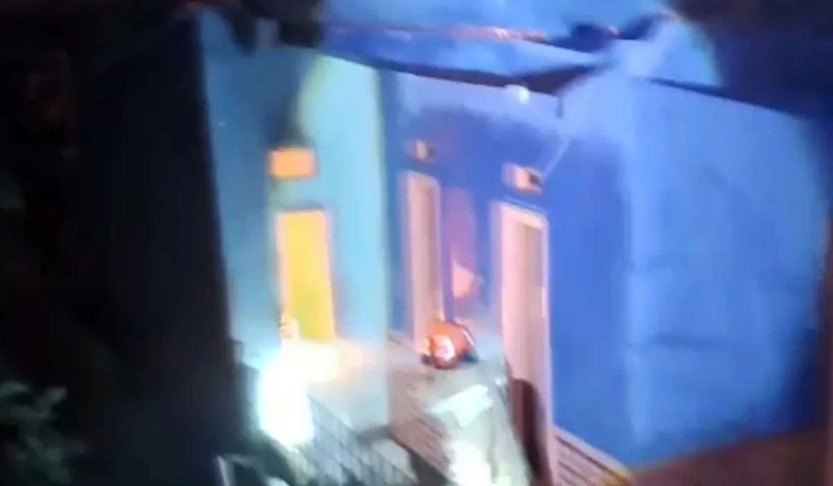 Petugas Pemadam Kebakaran Pos Damkarmat Kecamatan Tanjungsari memadamkan api yang membakar rumah Egi Wahyudin di Cipareuag Desa Haurngombong Pamulihan pada Kamis (19/3/2026)