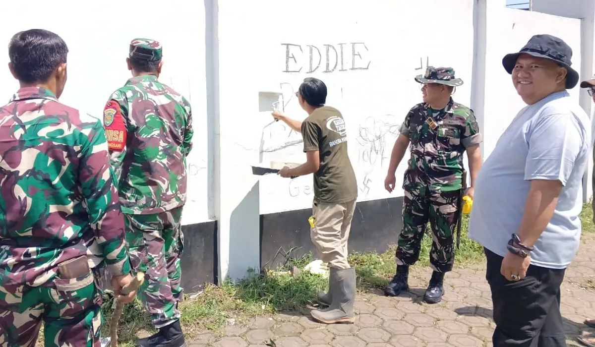 Danramil Tanjungsari, Kapten Inf Agus Hermawan tampak memimpin langsung aksi bersih-bersih di Alun-alun Tanjungsari jelang digelarnya Shalat id