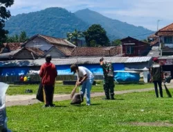 Aksi Nyata TNI di Tengah Sepinya Partisipasi: Babinsa Koramil 1004 Bersihkan Alun-Alun Tanjungsari Demi Kenyamanan Shalat Id
